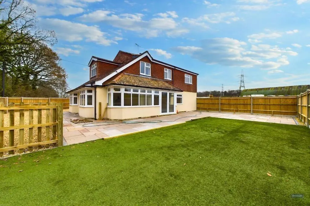 Meadow View - Large Commercial Accommodation Chilworth